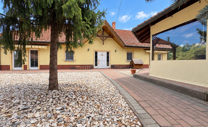 Dom s bazénom a domčekom pre hostí, Nová Stráž - fotografia 1