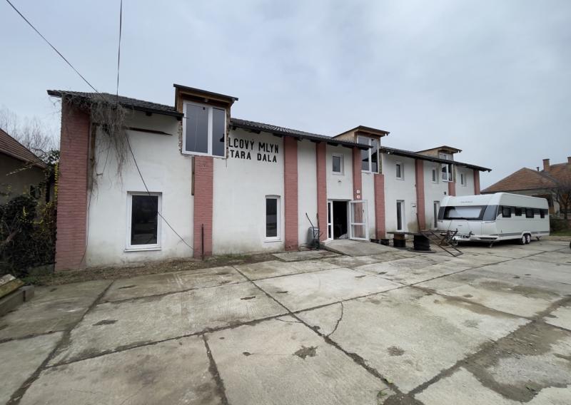Jedinečná polyfunčná budova na hlavnom cestnom ťahu cez Hurbanovo