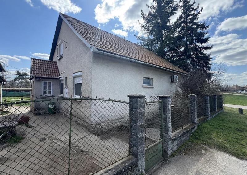 Rodinný dom s podkrovím v Koppánymonostor – pokojné bývanie s dobrou dostupnosťou do Komárna