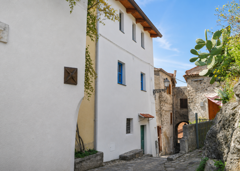 Zrekonštruovaná dvojpodlažná budova vhistorickom centre mesta Scalea