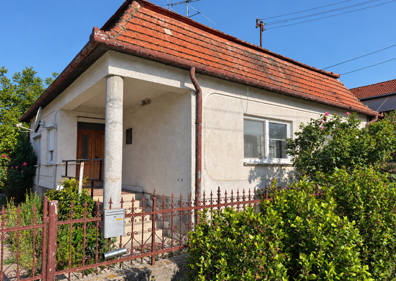 Dom s pozemkom 1500 m² a dvomi bytovými jednotkami mi v Iži