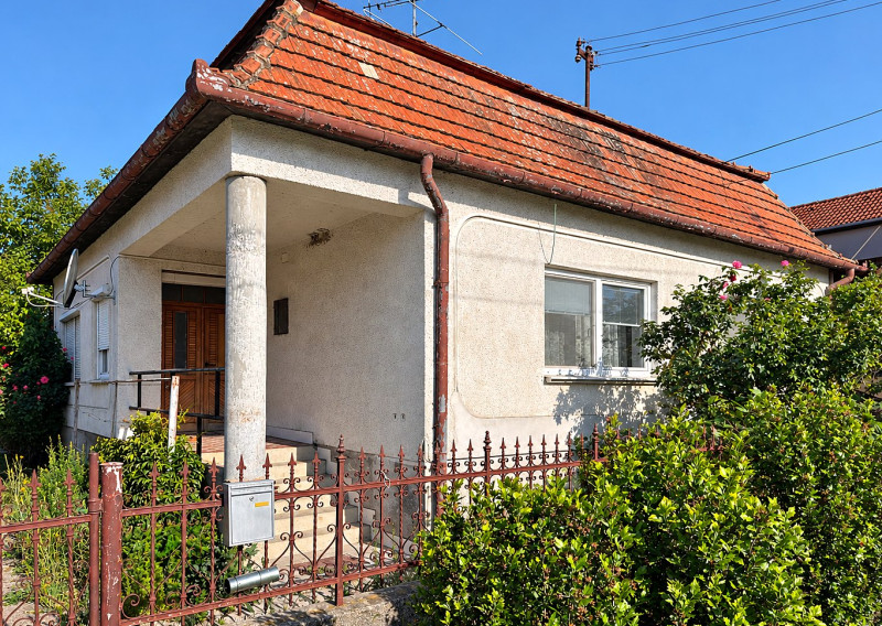 Dom s pozemkom 1500 m² a dvomi bytovými jednotkami mi v Iži